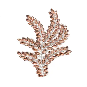 Nahaufnahme Detail von Kristall Blatt Strass Applikation, glänzende Steine für DIY Basteln.