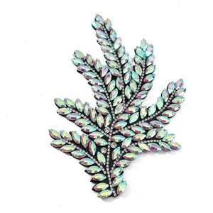 Gedetailleerde close-up van prachtige iriserende strass blad patch, schitterende AB kristallen.