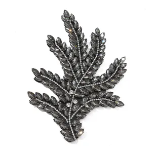 Prachtige donkergrijze strass blad patch voor trouwjurken en DIY haaraccessoires en knutselen.