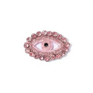 Close-up van de roze kristallen boze oog strass patch met fijne detailstructuur.