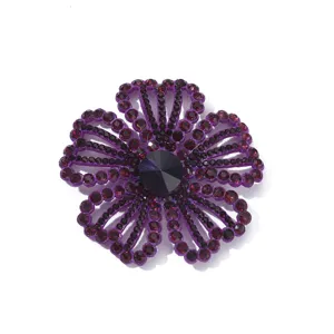 Gedetailleerde close-up van een sprankelende paarse strass bloemenpatch met kristaldetails.