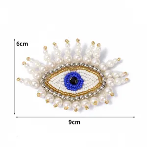 Gedetailleerde close-up van handgemaakte kraal boze oog patch voor DIY kleding accessoires.