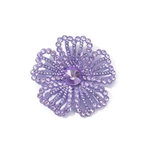Close-up van een paarse strass-bloempatches voor DIY kleding en hoofddeksels accessoires.