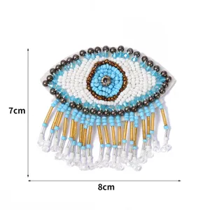 Gedetailleerd overzicht van handgemaakte kraal boze oog patch, DIY kledingaccessoires applicatie.