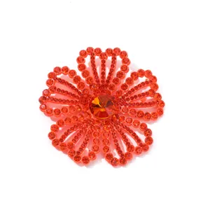 Close-up detail van een levendige rode strass bloem patch met sprankelend kristal.