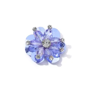 Nahaufnahme von blauem Kristall Strass Pailletten Blumen Kleidungszubehör, Handarbeit.