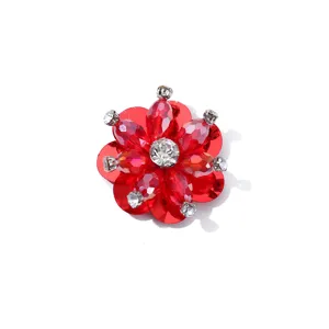 Roter Strass Perlen Pailletten Kristall Blume Kleidungszubehör, filigrane DIY Handwerk Detail.
