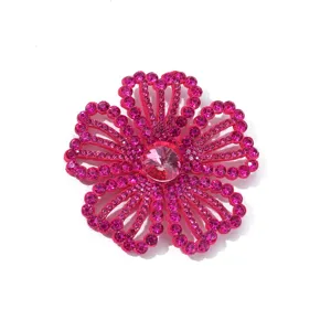 Gedetailleerde close-up van de felroze strass bloemenpatch met sprankelende kristallen.