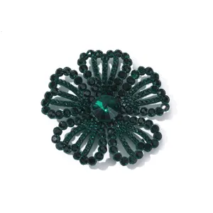Donkergroene strass kristal bloem detailopname, sprankelende handgemaakte DIY accessoire.