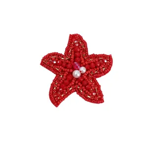 Handgemachte rote perlenbesetzte Seestern Flicken Applikationen fuer DIY Kleidung.