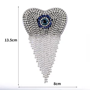 Gedetailleerd overzicht van strass boze oog hart patch met franjes, 13.5x8cm voor knutselen.