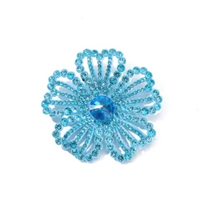 Detailopname van de sprankelende blauwe strass bloemenpatch, prachtig vakmanschap en stijlvol.