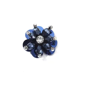 Nahaufnahme Detail dunkelblaue Strass Kristall Blume Bekleidung Zubehör Patch Basteln.