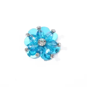Nahaufnahme des funkelnden blauen Kristall Strass Blumen Bekleidungszubehörs und Pailletten-Dekors.