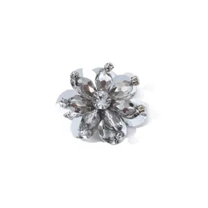 Nahaufnahme einer glitzernden Strass-Blumenapplikation mit Pailletten für Kleidung und DIY.