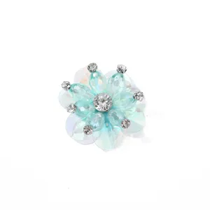 Nahaufnahme des hellblauen Kristallblumen-DIY-Strass-Pailletten-Kleidungszubehörs.