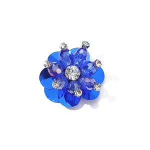 Nahaufnahme Detail der blauen Strass Pailletten Kristall Blume Verzierung für Kleidung DIY Basteln.