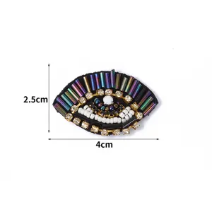 Bestickter Augen-Aufnäher, glänzende Strass-Applikationen für Bühnenkostüm-Dekor im Detail.