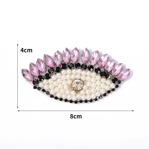 Handgemachter Perlen-Augenaufnäher mit funkelnden rosa Strasssteinen zur Bekleidungsdekoration.
