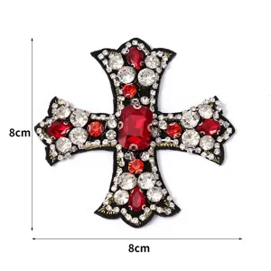 Handgefertigte Strass Kreuz Aufnaeher fuer Kleidung DIY Zubehoer Nahaufnahme Ansicht 8cm