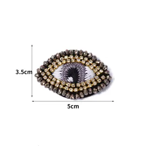 Erhöhen Sie Ihr Outfit mit diesem wunderschönen gestickten Augen-Stoffaufnäher.