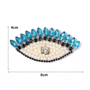 Detailansicht des glitzernden Strass-Perlen-Böse-Blick-Perlenaufnähers für Kleidung.