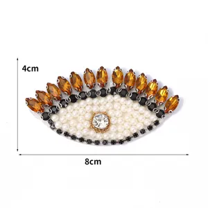 Handgemachte bestickte Augen Patch Applikation mit Perlen und Kristallen fuer Kleidung.