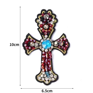 Detailaufnahme eines handgefertigten Strass-Kreuz-Aufnähers, ideal für DIY-Kleidung und Accessoires.