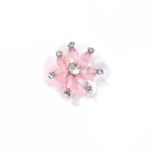Detailaufnahme der funkelnden rosa Strassperlen Pailletten Kristallblume fuer Kleidung.