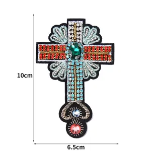Strass Kreuz Aufnäher perlenbesetzt DIY Kleidung Zubehör Detailansicht glänzende Kristalle.