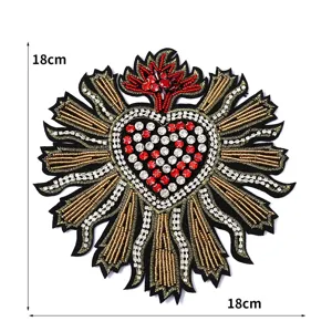 Exquisites besticktes heiliges Herz Patch mit Kristall-Strasssteinen und Metallic-Details.