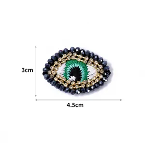 Bestickter Augen-Aufnäher mit Strass und Perlen, detailreiche Nahaufnahme für DIY-Kleidung.