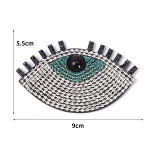 Nahaufnahme des handgefertigten bösen Blick Strass-Aufnähers mit blauen und weißen Kristallen.