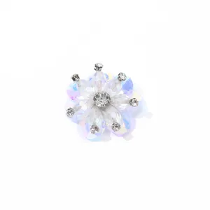 Nahaufnahme Detail von glitzernden Strass Kristall Blumen Applikation für Mode Dekor.