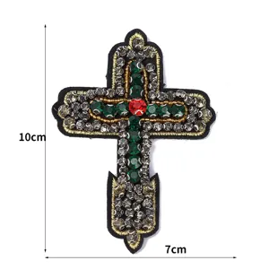 Detailansicht handgemachter Perlen-Kreuz-Strass-Aufnäher, DIY Bekleidungs-Accessoire.