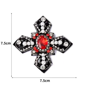 Handgefertigter, perlenbesetzter Kreuz-Stoffaufnäher mit rotem Kristall für DIY-Kleidungsaccessoires.
