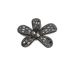Exquisite five-petal flower rhinestone hair clip crystal DIY shoe patch accessory.