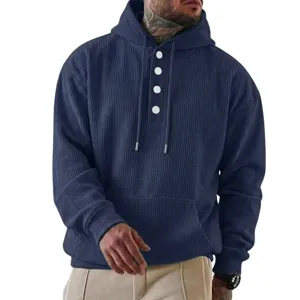 Detailansicht des Cord-Hoodies für Herren mit Knopfleiste, Kordelzügen und weicher Struktur.
