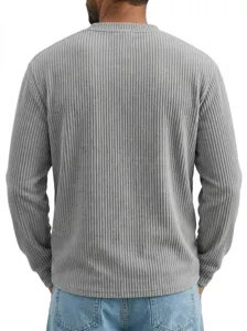 Vista detallada de la camisa de manga larga acanalada gris, espalda y textura.