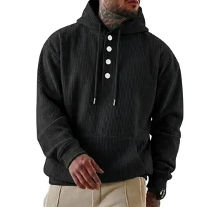 Nahaufnahme des schwarzen Cord-Kapuzensweatshirts mit Knöpfen und strukturierter Stoff.