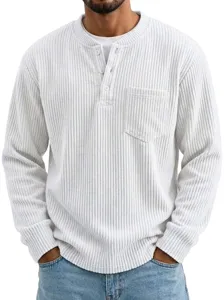 Vista de cerca de la camisa henley de manga larga de pana blanca con bolsillo en el pecho.