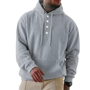 Detailansicht Herren Cord Hoodie, graues Langarm Sweatshirt mit Knöpfen im Nahbereich.