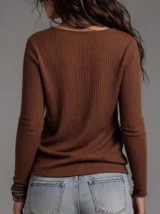 Damen lässiger Langarm Rippenstrickpullover in Braun, ideal für Herbst und Winter.