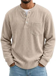 Primer plano detallado de la camisa Henley de hombre de pana con un bolsillo funcional en el pecho.