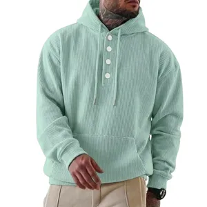Detailansicht des mintgrünen Herren Cord Hoodies mit Knopfleiste und praktischer Kapuze.