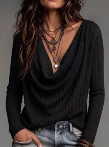 Detailansicht Damen schwarzer Rippstrick Pullover mit Wasserfallausschnitt, elegante Wintermode.
