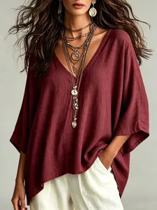 Vue de détail d'un élégant t-shirt pour femme uni à col en V décontracté en bordeaux.