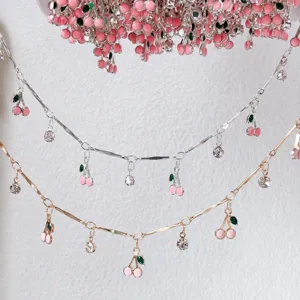Catena charm ciliegia rosa DIY, catena di nappe metalliche con strass e ciondoli smaltati.