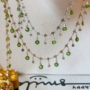 Catena con nappine DIY con pietre di vetro verde chiaro e strass, accessorio.