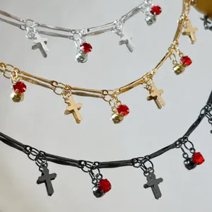Catena con croce in metallo accessorio per gioielli fai da te con cristalli rossi.